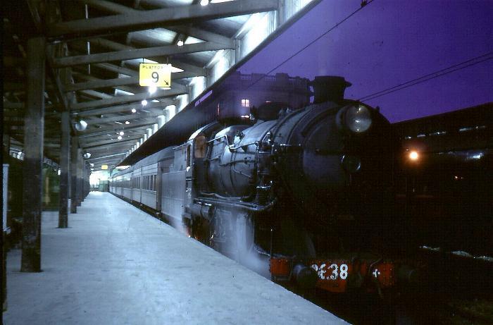 3638 at Sydney on
the Moss Vale Sunday night train
